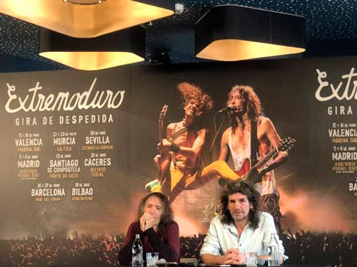 robe y 'Uoho' en la rueda de prensa con el cartel de la gira despedida a sus espaldas