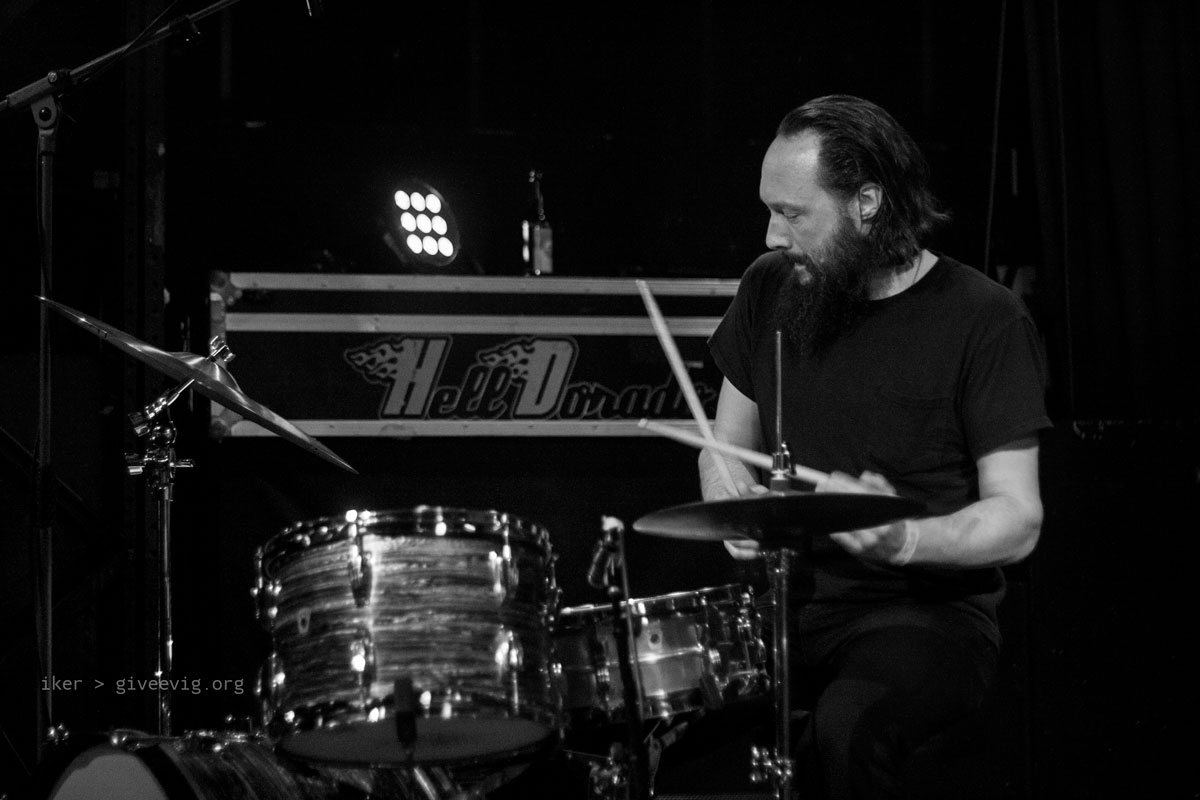 Jason Smay, baterista y padre de McKinley James, tocando la batería con la mirada direccionada a su instrumento