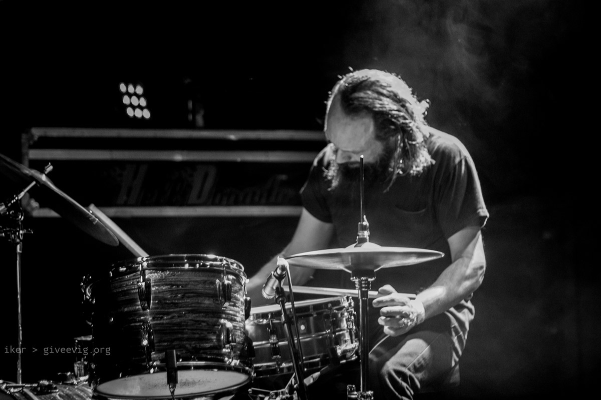 Jason Smay, baterista y padre de McKinley James, tocando la batería con la mirada direccionada a su instrumento