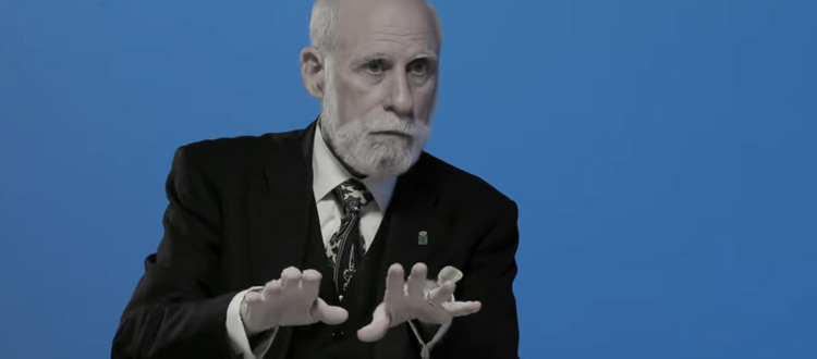 Captura del vídeo en donde se ve a Vint Cerf en un momento de la entrevista