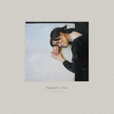 Portada del álbum 'Hasiera bat' de Gorka Urbizu, con la pintura de una chica apoyada en una mesa.