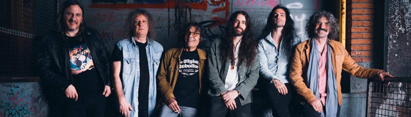 Alineación de Rebrote; de izquierda a derecha: Jaime Tejedor (guitarra), Jose Ignacio Cantera (batería),  Miguel Colino (bajo), Iñigo López (piano y voces), Jaime Moreno (voz, guitarra y composición) y el propio Iñaki 'Uoho' (guitarra, composición y coros).