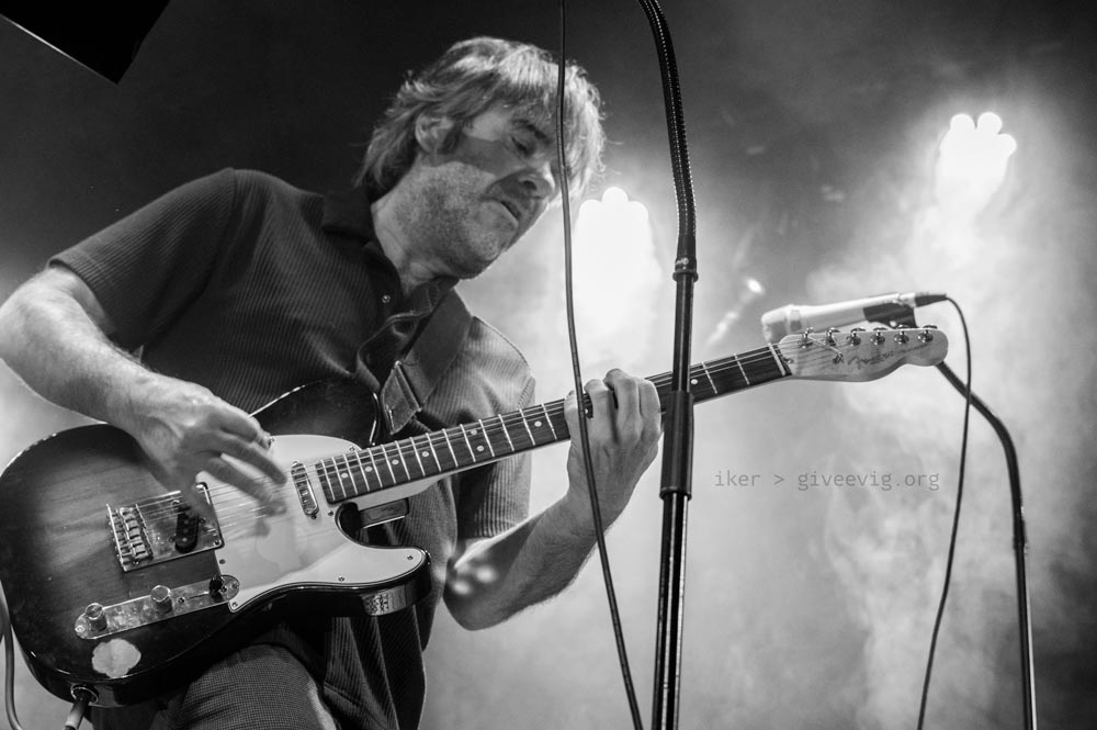 Iñaki, en una toma desde abajo, mira atento el mástil de su guitarra Fender mientras marca el ritmo con su mano derecha.
