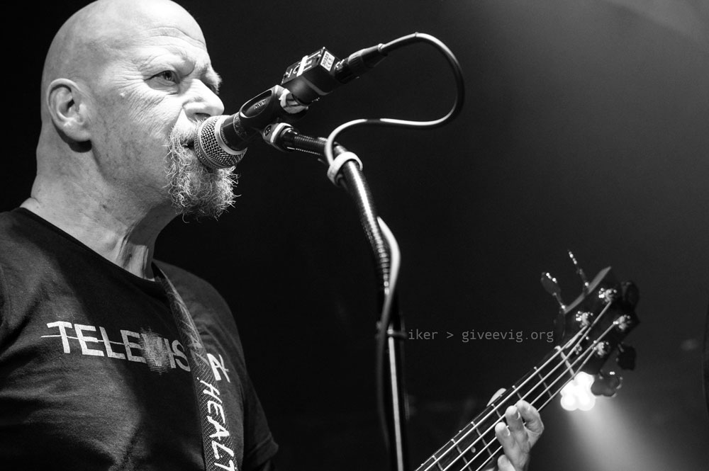 Primer plano de Félix Landa, situado a la izquierda de la imagen, con gesto serio mientras canta al micrófono.