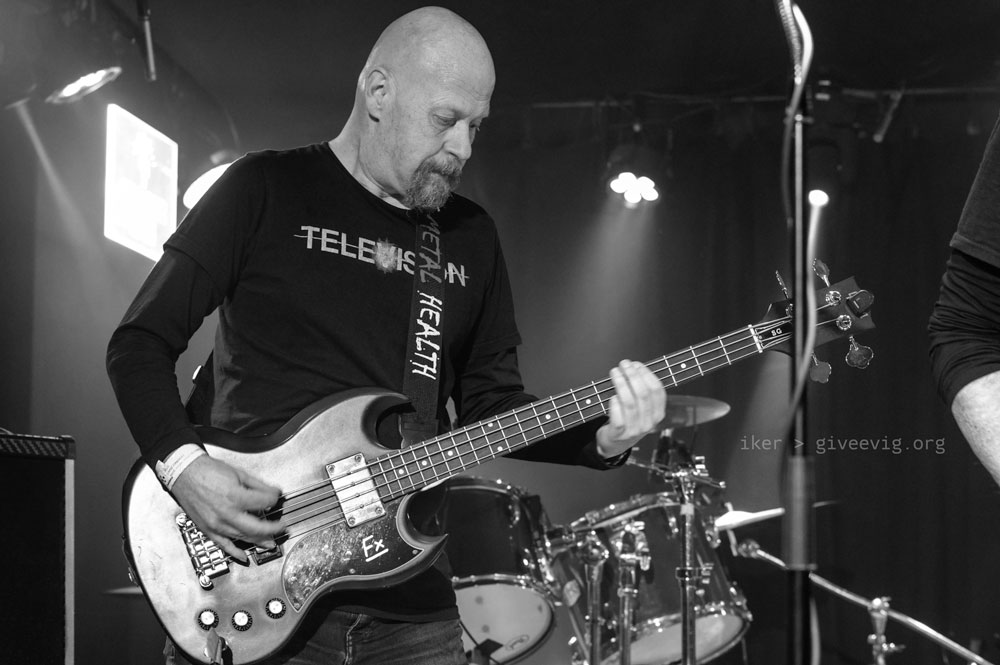 Félix mira atento su bajo en el que puede leerse: 'FX'