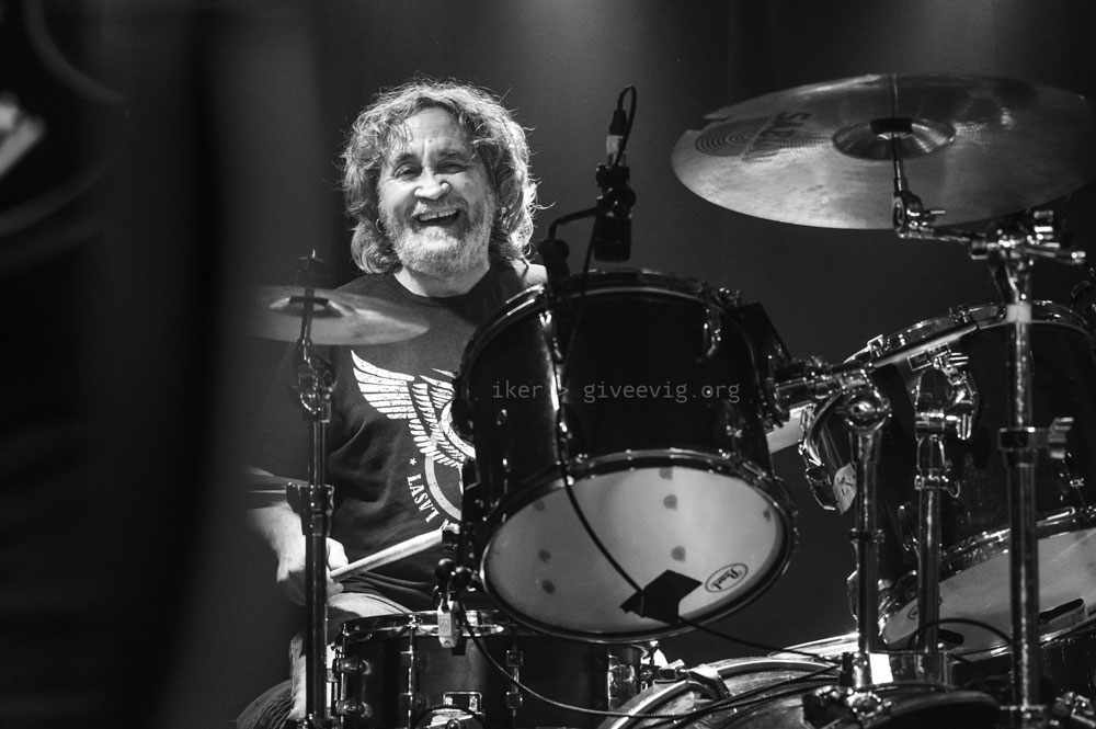 Fotografía frontal de 'Koko', mostrando una amplia sonrisa.