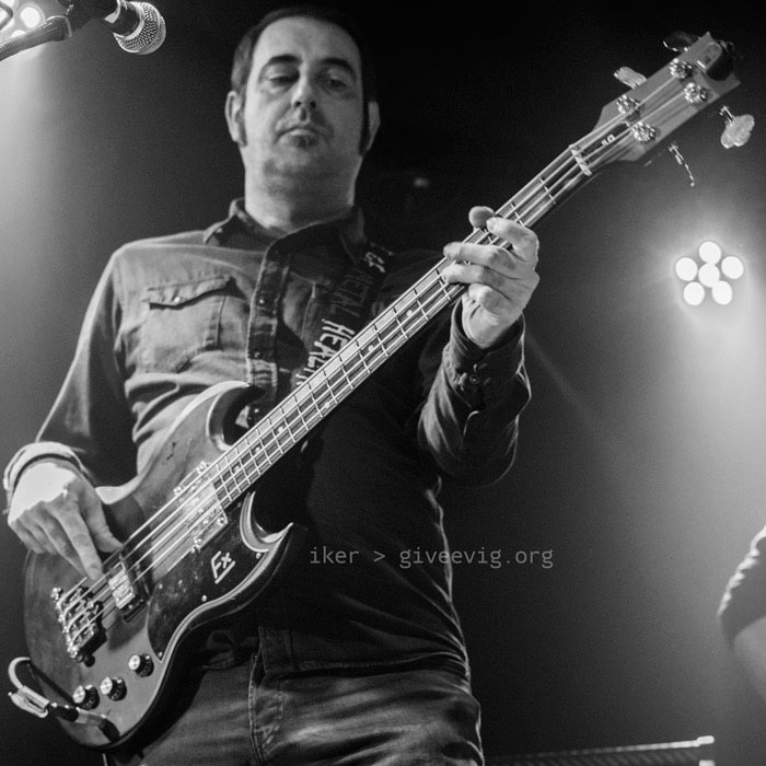 Toma cuadrada de Gorka Bilbao, junto al micrófono, mientras toca el bajo.