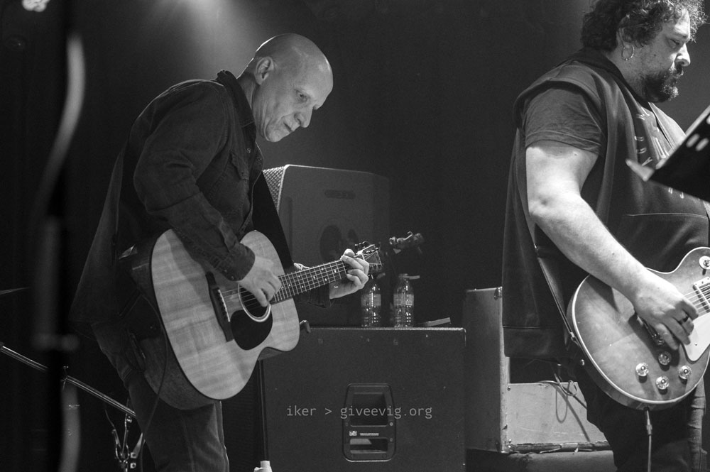 En la parte izquierda se puede ver a Lu con una guitarra acústica mientras que, a la derecha, se ve a 'Pere' con una eléctrica.