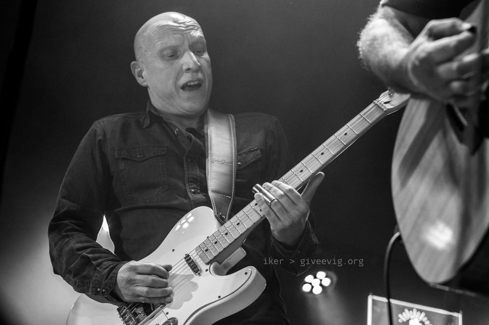 Lu, efusivo, en mitad de un solo de guitarra eléctrica mientras utiliza un slide.