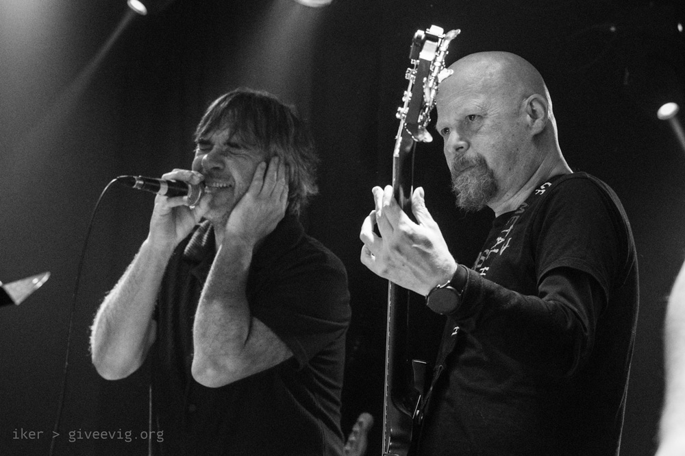 Iñaki, a la izquierda, con los ojos cerrados, sin guitarra y cantantdo mientras a la derecha Félix mira hacia el público y toca el bajo.
