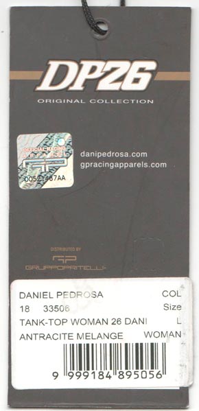 Etiqueta de un producto de merchandising de Dani Pedrosa, donde se ve el logo DP26.