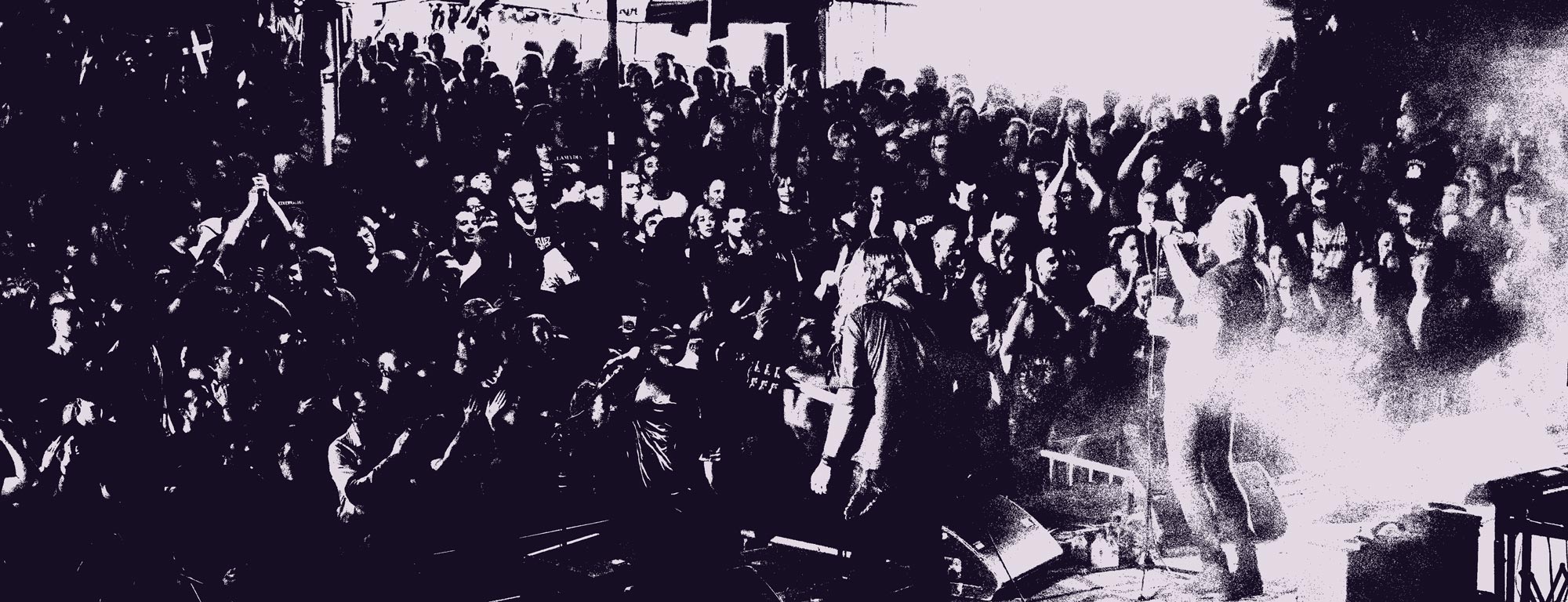 Imagen con efecto fotocopia en la que se ve a algunos músicos sobre el escenario y el público asistente.