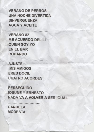 Set list arrugado, con el listado de canciones que la banda tocó en directo.