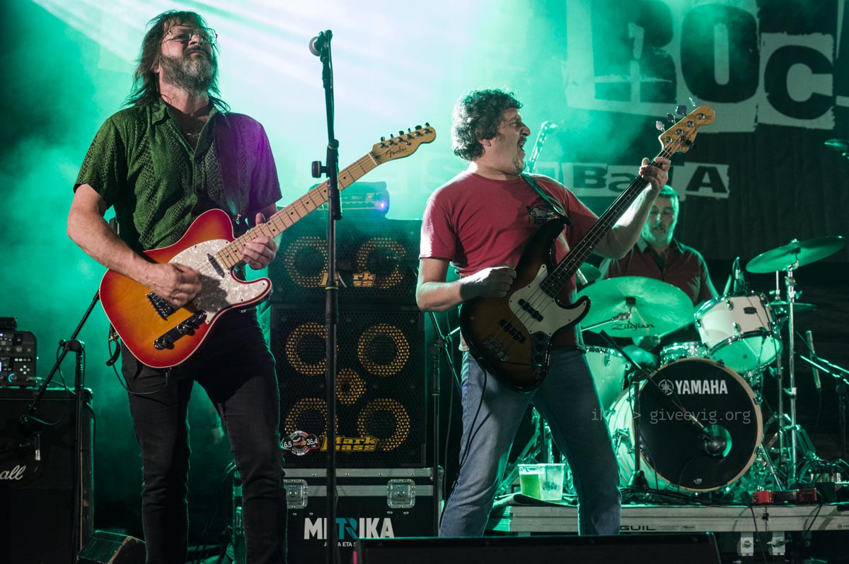 Gorka punteando, Xabi dándole al bajo y Koki a la batería.