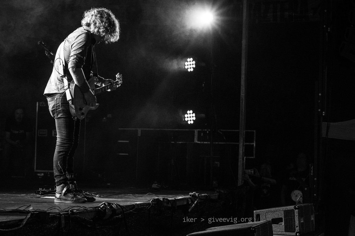 Iñaki 'Uoho' arrimándose al borde del escenario bajo los focos.