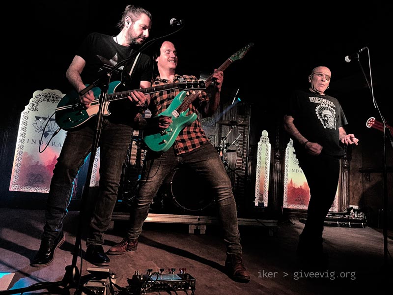 Alberso y Diego punteando juntos mientras Vito simula tocar la guitarra.