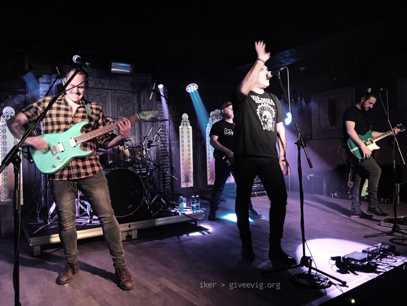 La banda al completo en un momento del concierto, destacando Diego, a la izquierda, con su guitarra verde y Vito, en el centro, cantando mientras levanta la mano.