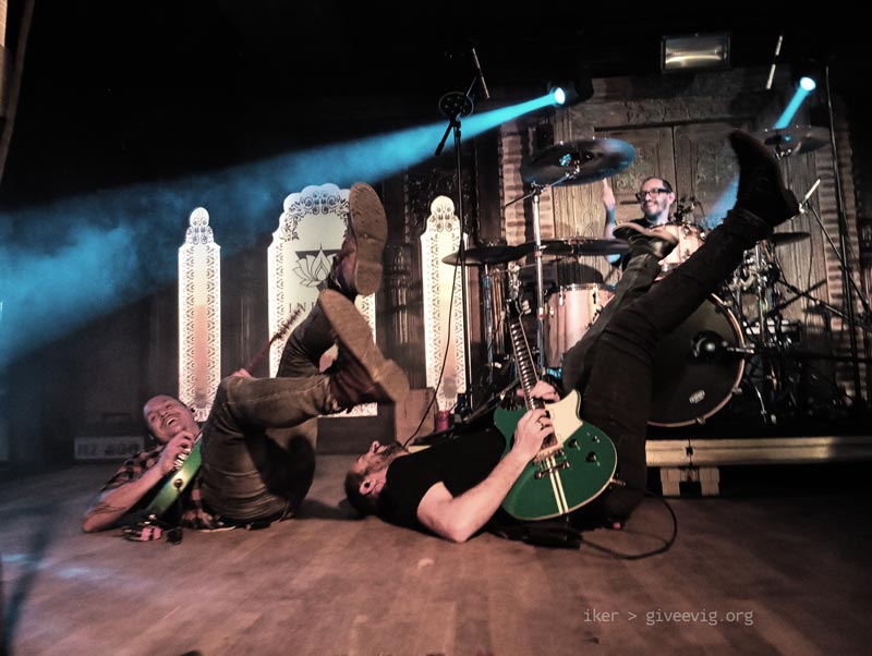 Alberso y Diego, tirados en el suelo mientras tocan, y al fondo el batería Ferdi 'Gato' Henández sonriendo.