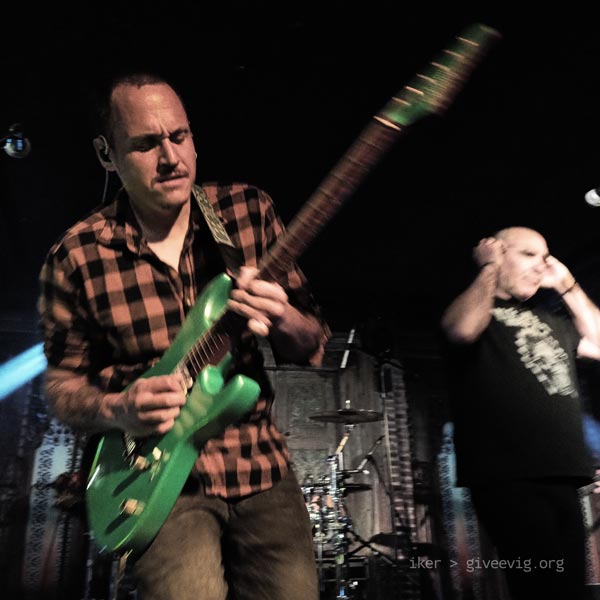 Diego punteando con su guitarra verde.