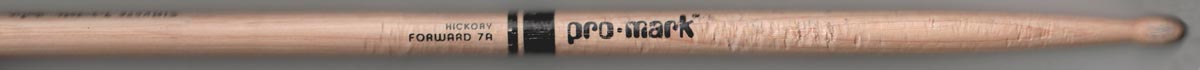 Baqueta de Ferdi 'Gato' Hernández, Pro-mark, Hicory Forward 7A.
