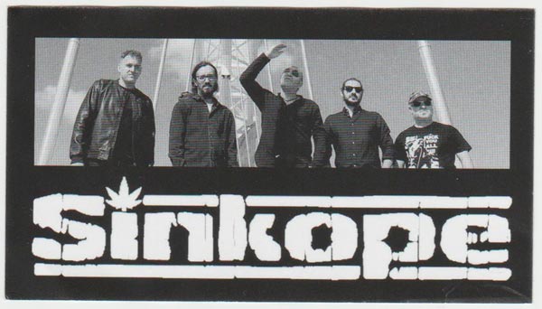 Pegatina con foto de la banda en blanco y negro.