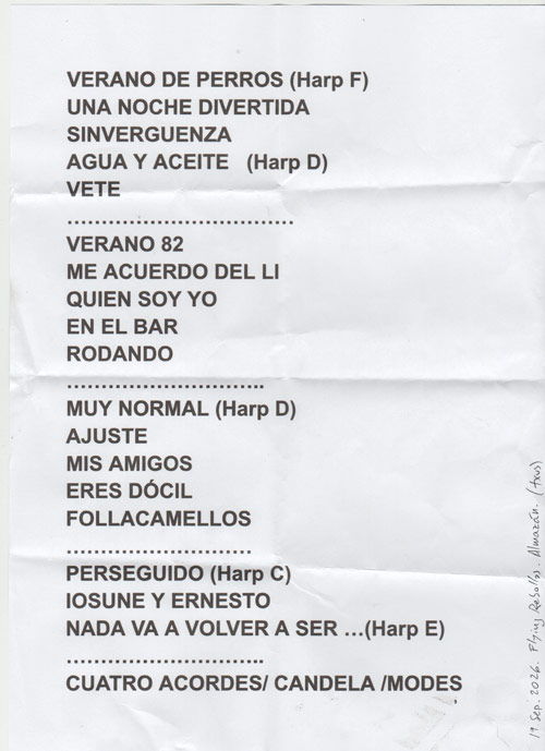 Set list arrugado, con el listado de canciones que la banda tocó en directo.