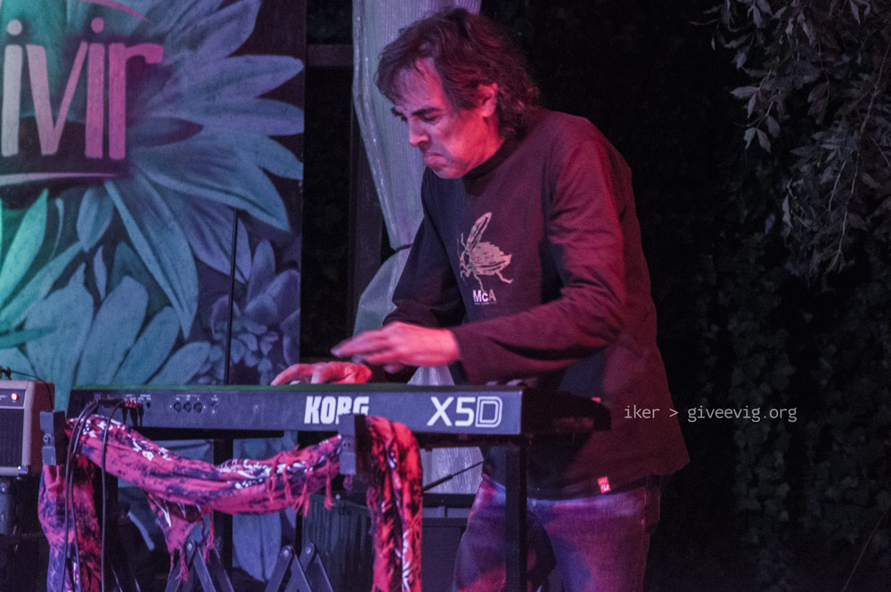 Mario Larrinaga a los teclados.