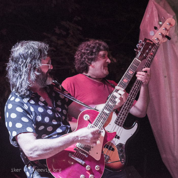 Gorka y Xabi alineando sus instrumentos mirando hacia atrás.