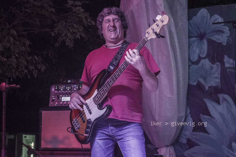 Xabi Goikoetxea, sonriendo mientras toca el bajo.