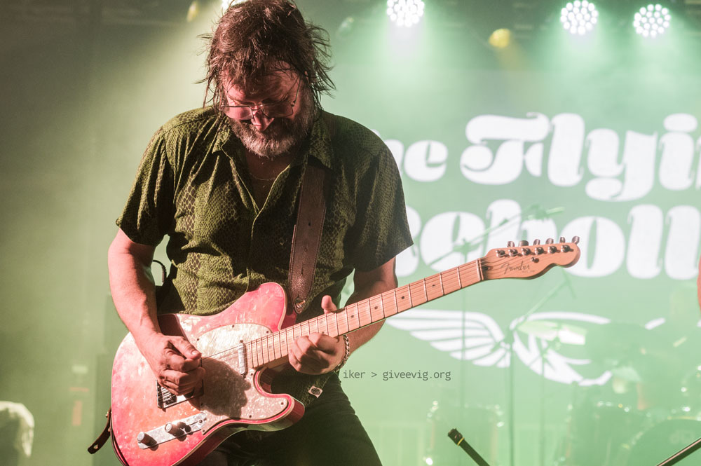Gorka haciendo un solo de guitarra.