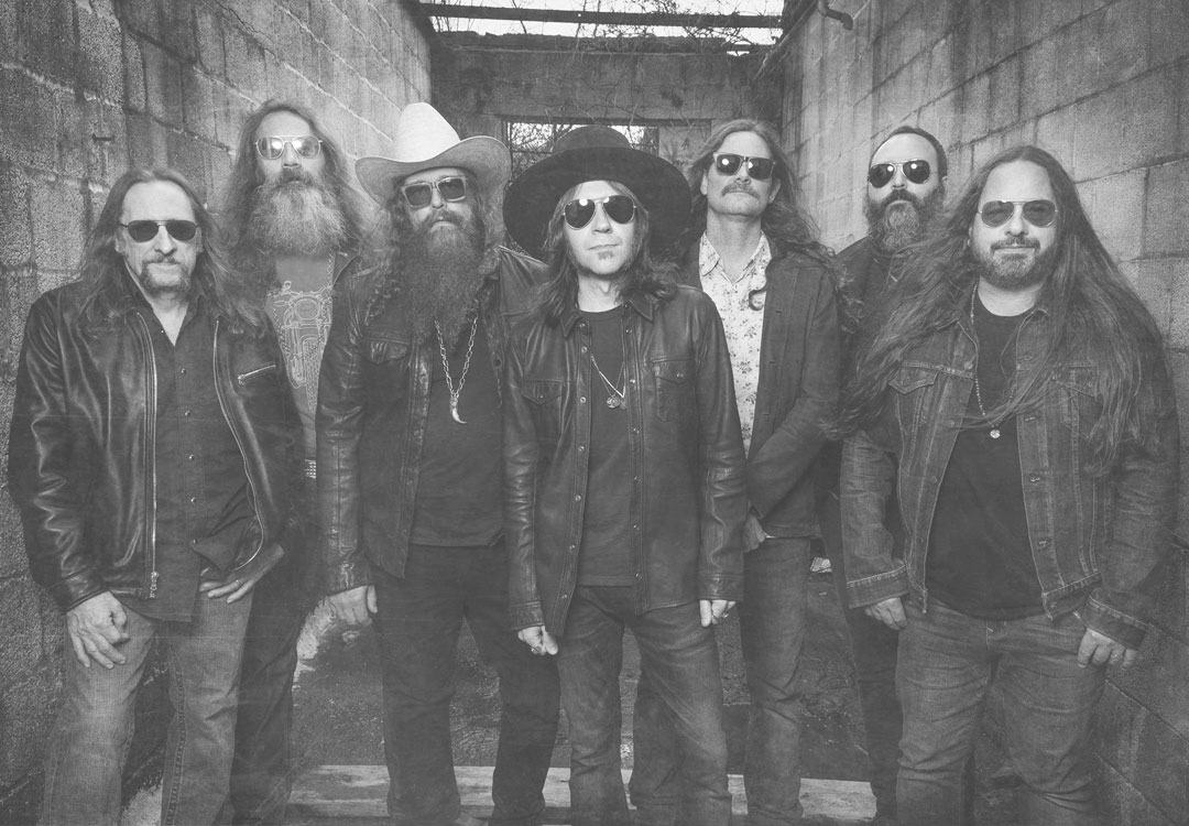 Los 7 integrantes de la banda Blackberry Smoke, de frente y uno al lado del otro.