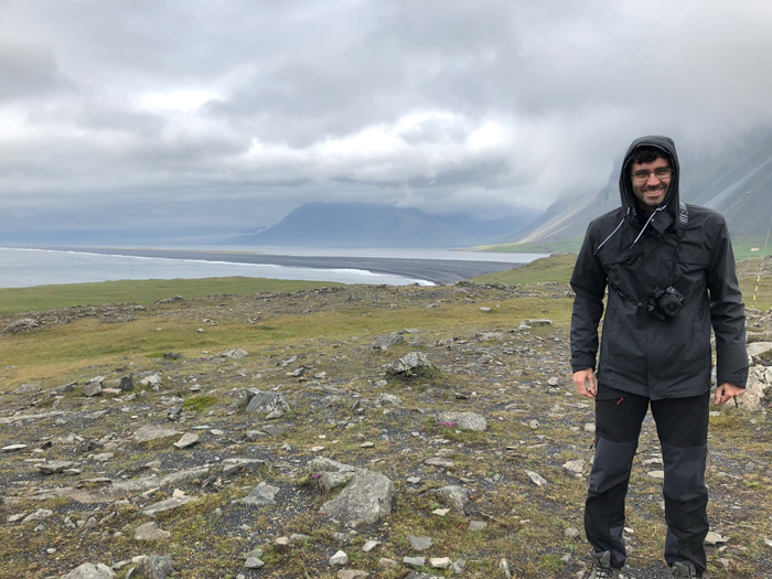 Iker, bien abrigado, sonríe en pleno paisaje islandés