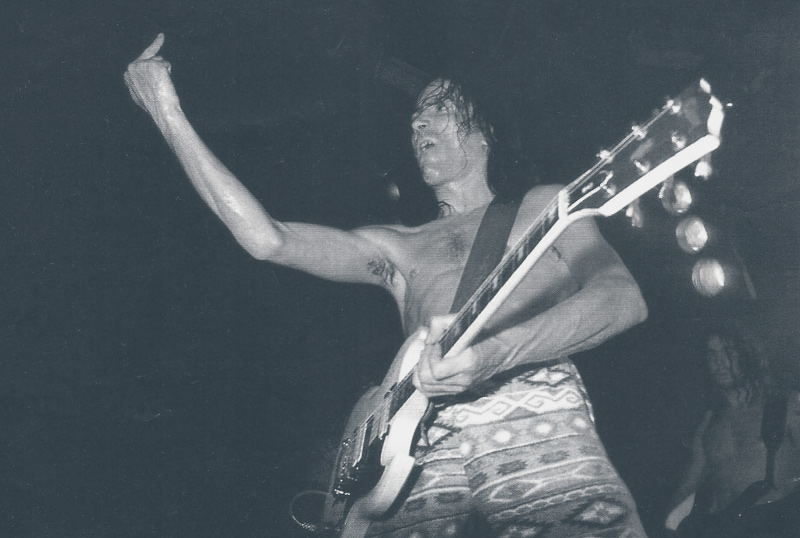 Robe 'Extremoduro', con 'Mon' Sogas detrás, durante un concierto en 1995 Robe 'Extremoduro', con 'Mon' Sogas detrás, durante un concierto en 1995