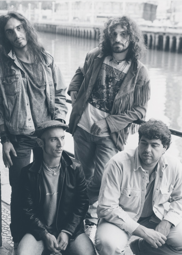 Platero y Tú, junto a la ría de Bilbao, alrededor de 1996. Arriba, y de izquierda a derecha: Juantxu e Iñaki. Abajo, mismo orden, Fito y Jesus Platero y Tú, junto a la ría de Bilbao, alrededor de 1996. Arriba, y de izquierda a derecha: Juantxu e Iñaki. Abajo, mismo orden, Fito y Jesus