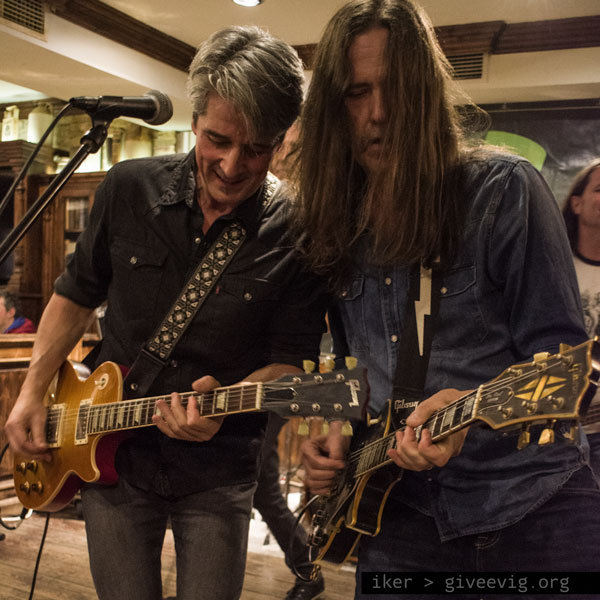 Alfredo y Txus, guitarristas de Tacoma, punteando juntos